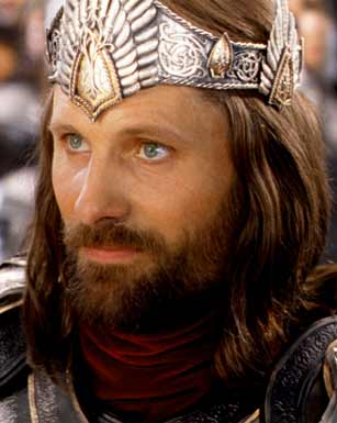 Aragorn é coroado rei por Gandalf após a queda de Sauron.
